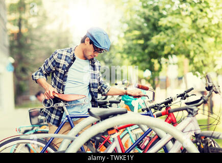 Pignon fixe parking homme hipster bike on city street Banque D'Images