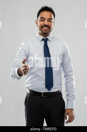Indian businessman stretching hand for handshake Banque D'Images
