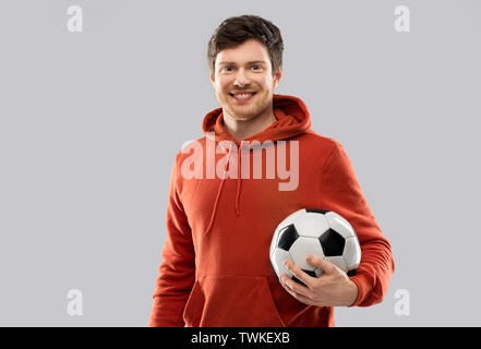 Homme heureux ou fan de football avec ballon de soccer Banque D'Images