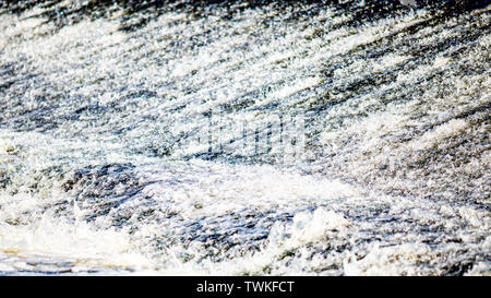 Close-up du flux de la rivière Shannon, la ville d'Athlone, dans le comté de Westmeath Irlande, propre et l'eau limpide en direction aval Banque D'Images