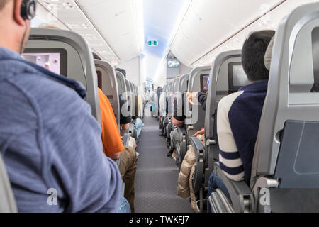 Les passagers assis sur des sièges non identifiés en avion pour voyager Banque D'Images