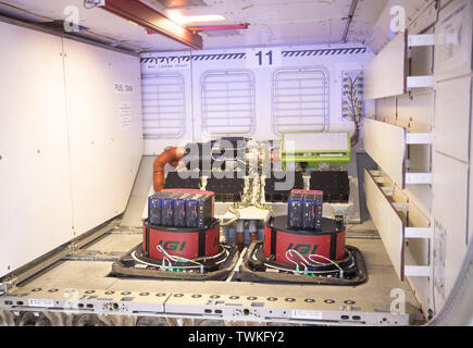 Hambourg, Allemagne. 21 Juin, 2019. Le système de caméra pour l'infrarouge (r) et vue aérienne dans le fuselage de l'A319 nouveaux avions de mission des Forces armées allemandes peut être vu dans un hangar à Lufthansa Technik pendant la restitution. L'Airbus A319 modifié doit passer l'année prochaine pour observer des vols sous le "Ciel ouvert" du contrat. Crédit : Christian Charisius/dpa/Alamy Live News Banque D'Images