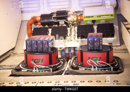 Hambourg, Allemagne. 21 Juin, 2019. Le système de caméra pour l'infrarouge (r) et vue aérienne dans le fuselage de l'A319 nouveaux avions de mission des Forces armées allemandes peut être vu dans un hangar à Lufthansa Technik pendant la restitution. L'Airbus A319 modifié doit passer l'année prochaine pour observer des vols sous le "Ciel ouvert" du contrat. Crédit : Christian Charisius/dpa/Alamy Live News Banque D'Images