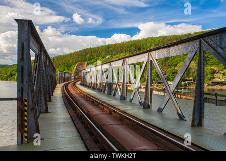 Seule piste pont ferroviaire sur la rivière Vltava, Mechenice, République tchèque. Décor de l'automne. Banque D'Images