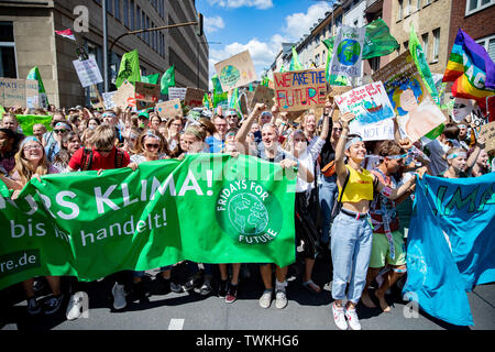 Aix-la-Chapelle, Allemagne. 21 Juin, 2019. De nombreux jeunes participants de prendre part à la manifestation climatique vendredi pour l'avenir. Crédit : Marcel Kusch/dpa/Alamy Live News Banque D'Images