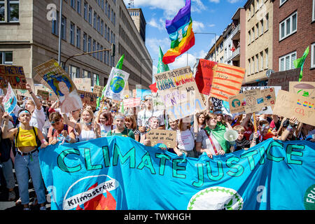 Aix-la-Chapelle, Allemagne. 21 Juin, 2019. De nombreux jeunes participants de prendre part à la manifestation climatique vendredi pour l'avenir. Crédit : Marcel Kusch/dpa/Alamy Live News Banque D'Images