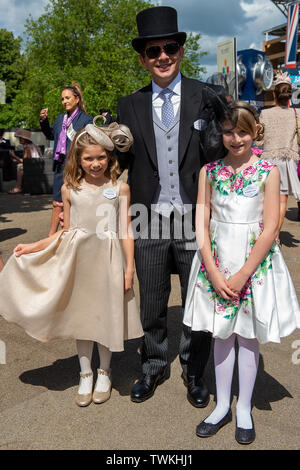 Ascot, Berkshire, Royaume-Uni. 21 Juin, 2019. Kaylee âgés de 10 ans, Luke et Kendall âgée de 12 ans de l'Arizona assister à quatre jours au Royal Ascot, l'Hippodrome d''Ascot. Credit : Maureen McLean/Alamy Live News Banque D'Images