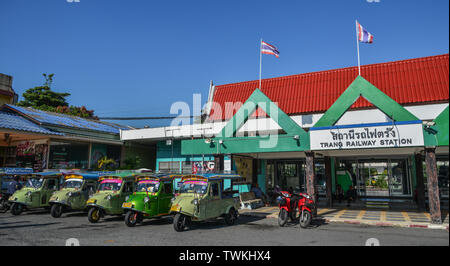Krabi, Thaïlande - Apr 28, 2018. Vélo-taxi ou tuk-tuk debout sur les matières, attendent les touristes à Krabi, Thaïlande. Banque D'Images