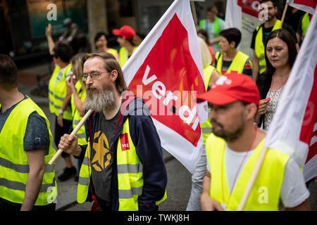 Stuttgart, Allemagne. 21 Juin, 2019. Les employés en grève dans le commerce de détail aller à un rassemblement de Verdi à la ronde de négociation collective dans le secteur de la vente au détail à travers le centre-ville de Stuttgart. La négociation collective pour les quelque 490 000 employés dans le secteur de la vente au détail du Bade-Wurtemberg a été ajournée le 12 juin sans résultat jusqu'au début de juillet. Credit : Fabian Sommer/dpa/Alamy Live News Banque D'Images