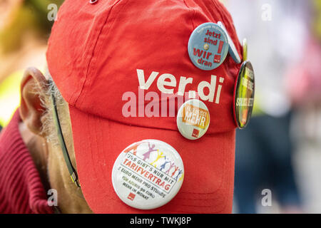 Stuttgart, Allemagne. 21 Juin, 2019. Un joueur se tient avec un chapeau Verdi Verdi à un rassemblement pour la ronde de négociation collective dans le commerce de détail dans le centre-ville de Stuttgart. La négociation collective pour les quelque 490 000 employés dans le secteur de la vente au détail du Bade-Wurtemberg a été ajournée le 12 juin sans résultat jusqu'au début de juillet. Credit : Fabian Sommer/dpa/Alamy Live News Banque D'Images