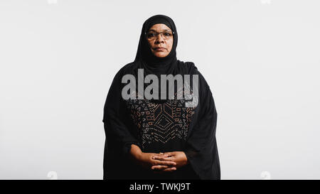 Les femme en hijab isolé sur fond blanc. Femme arabe dans les lunettes et de hijab noir. Banque D'Images