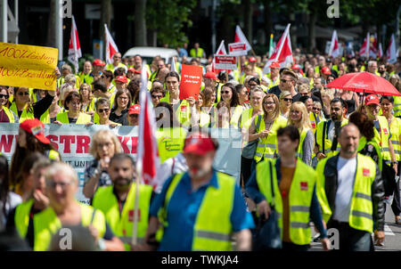 Stuttgart, Allemagne. 21 Juin, 2019. Les employés en grève dans le commerce de détail aller à un rassemblement de Verdi à la ronde de négociation collective dans le secteur de la vente au détail à travers le centre-ville de Stuttgart. La négociation collective pour les quelque 490 000 employés dans le secteur de la vente au détail du Bade-Wurtemberg a été ajournée le 12 juin sans résultat jusqu'au début de juillet. Credit : Fabian Sommer/dpa/Alamy Live News Banque D'Images