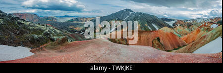 Vue panoramique sur le mont volcanique la plus colorée de l'onde de soufre ( Brennisteinsalda) dans la région de Landmannalaugar et appelé champ de lave Laugahraun avec hi Banque D'Images