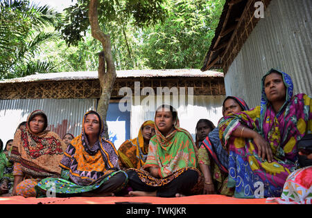 Les femmes des villages du Bangladesh participent à une formation fournie par une ONG locale. Banque D'Images