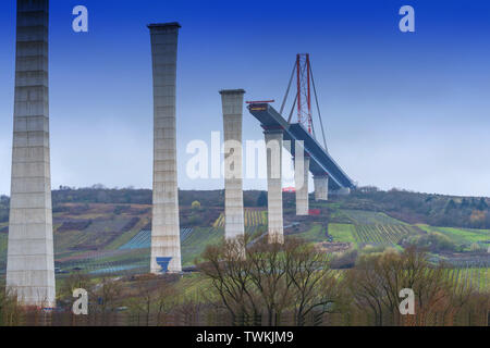 Site de construction de pont, pont en construction haute Moselle entre Ürzig et Zeltingen Rachtig - Vue du dessous. Banque D'Images