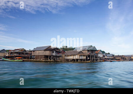 Un village de pêcheurs construit sur la mer se compose de maisons qui sont faites de grands bois. Ce village est dans la mer d'​​Flores Banque D'Images