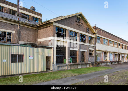 La rouille, la pourriture et l'écaillage de la peinture sur le maintenant fermé construit 1939 Peters Ice Cream factory dans les NSW, Australie Banque D'Images