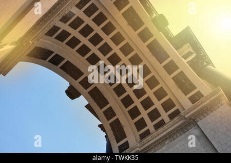 Vue de dessous de l'Arc de triomphe sur l'Avenue Koutouzov à Moscou. Faits saillants Banque D'Images