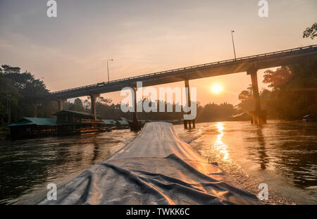 Bateau à voile avec le lever du soleil sur le pont de la rivière Kwai à Kanchanaburi Banque D'Images