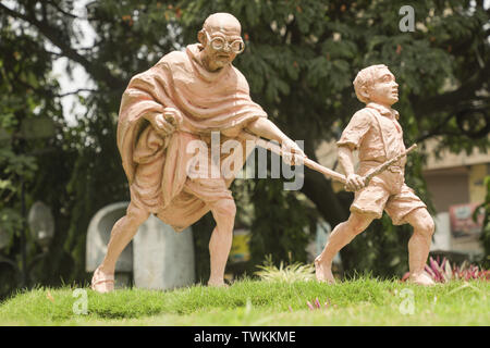 Bangalore, Inde, le 4 juin 2019 : Sculpture de Mahatma Gandhi et de l'enfant, enfant déménagement en maintenant le stick de Mahatma Gandi à Bangalore, Inde Banque D'Images