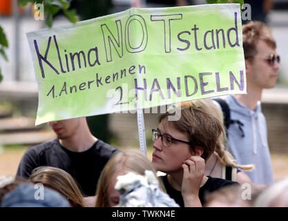 Berlin, Allemagne. 21 Juin, 2019. Un jeune participant de la manifestation vendredi pour de futures contient jusqu'son affiche. Credit : Wolfgang Kumm/dpa/Alamy Live News Banque D'Images