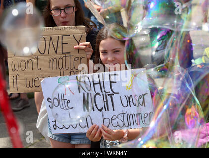 Berlin, Allemagne. 21 Juin, 2019. Les jeunes participants de la manifestation vendredi pour l'avenir de leurs affiches. Credit : Wolfgang Kumm/dpa/Alamy Live News Banque D'Images