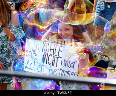 Berlin, Allemagne. 21 Juin, 2019. Un jeune participant de la manifestation vendredi pour de futures contient jusqu'son affiche. Credit : Wolfgang Kumm/dpa/Alamy Live News Banque D'Images