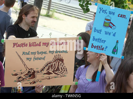 Berlin, Allemagne. 21 Juin, 2019. Les jeunes participants de la manifestation vendredi pour l'avenir de leurs affiches. Credit : Wolfgang Kumm/dpa/Alamy Live News Banque D'Images