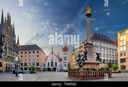 Ancien et nouvel hôtel de ville avec la colonne mariale, Marienplatz, Munich, Haute-Bavière, Bavaria, Germany, Europe Banque D'Images
