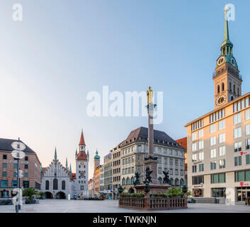 Ancien hôtel de ville avec Peters Church et Marian, colonne, Marienplatz, Munich, Haute-Bavière, Bavaria, Germany, Europe Banque D'Images