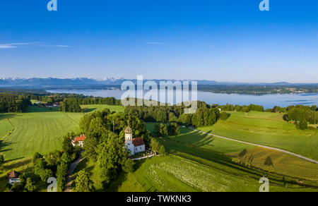 Johann Baptist Church St., près du Lac de Starnberg, Holzhausen près de Attenkirchen, Fuenfseenland, drone abattu, Préalpes, Upper Bavaria, Bavaria, Germany, Banque D'Images