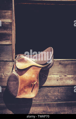 Americana Image d'une selle de cheval suspendu dans un Ranch porte de l'Écurie With Copy Space Banque D'Images