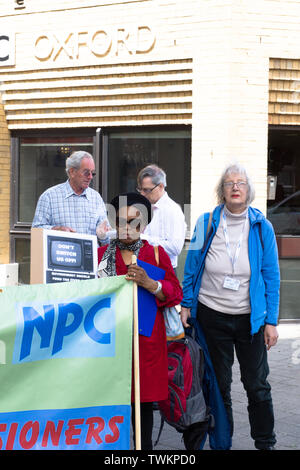 Oxford, Oxfordshire, Royaume-Uni le 21 juin 2019 des manifestations ont eu lieu dans tout le pays pour protester contre la décision de la BBC de tester la licence de télévision pour les plus de 75 ans, et la décision du gouvernement de faire payer la BBC pour la concession. Bridget Catterall Alay Live News Banque D'Images