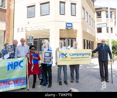 Oxford, Oxfordshire, Royaume-Uni le 21 juin 2019 des manifestations ont eu lieu dans tout le pays pour protester contre la décision de la BBC de tester la licence de télévision pour les plus de 75 ans, et la décision du gouvernement de faire payer la BBC pour la concession. Bridget Catterall Alay Live News Banque D'Images