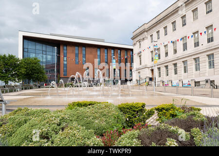Barnsley College et de l'expérience Barnsley Museum, Hôtel de Ville, Barnsley Pals Centenary Square, St Mary's Place, Barnsley, England, UK Banque D'Images
