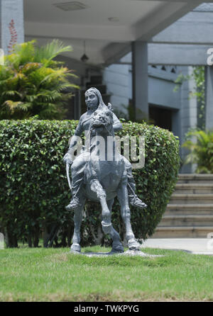 Bangalore, Inde, le 4 juin 2019 : Sculpture de reine Rani Kittur Chennamma sur cheval à Bangalore, Karnataka, Inde Banque D'Images