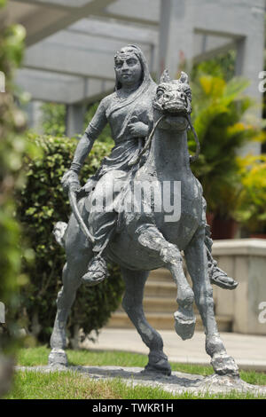 Bangalore, Inde, le 4 juin 2019 : Sculpture de reine Rani Kittur Chennamma sur cheval à Bangalore, Karnataka, Inde Banque D'Images