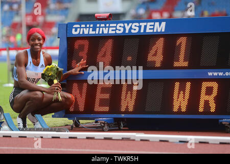 Ostrava, République tchèque. 20 Juin, 2019. Shaunae Miller-Uibo de Bahamas célèbre après avoir remporté le 300 mètres masculin dans un nouveau record du monde aux Championnats du monde d'athlétisme Golden Spike Ostrava en défi le Jeudi, Juin 20, 2019. (CTK Photo, Petr Sznapka) Banque D'Images