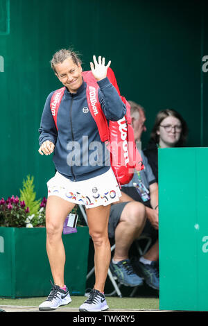 Club Prieuré Edgbaston, Birmingham, UK. 21 Juin, 2019. Nature Valley WTA tennis Classic tournoi ; Barbora Strycova (CZE) vagues à la foule qu'elle marche sur le centre de l'Action Crédit : cour Plus Sport/Alamy Live News Banque D'Images