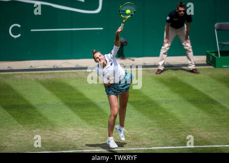 Club Prieuré Edgbaston, Birmingham, UK. 21 Juin, 2019. Nature Valley WTA tennis Classic tournoi ; Kristyna Pliskova (CZE) sert à son encontre match quart Barbora Strycova (CZE) Credit : Action Plus Sport/Alamy Live News Banque D'Images