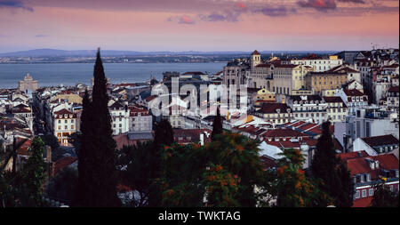 Portugal, Lisbonne Baixa magenta cityscape avec vue sur centre-ville. Repères visibles comprennent : Rua Augusta de triomphe, Rossio, Santa Justa Elevato Banque D'Images