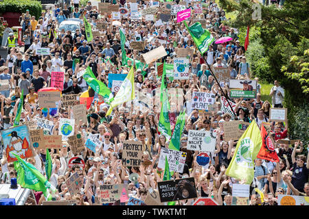 Aix-la-Chapelle, Allemagne. 21 Juin, 2019. Des milliers de participants de la manifestation climatique vendredi pour l'avenir sont la marche à travers la ville. Crédit : Marcel Kusch/dpa/Alamy Live News Banque D'Images