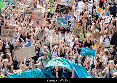 Aix-la-Chapelle, Allemagne. 21 Juin, 2019. Des milliers de participants de la manifestation climatique vendredi pour l'avenir sont la marche à travers la ville. Crédit : Marcel Kusch/dpa/Alamy Live News Banque D'Images