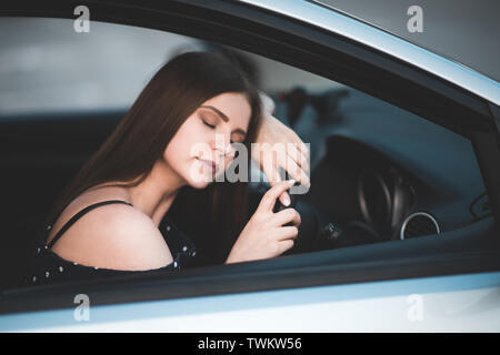 Tired woman sleeping sur roue en location libre. Banque D'Images