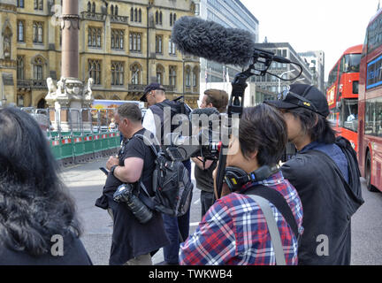 Londres, Royaume-Uni, juin 2018. L'équipe de télévision stationnés en face de l'entrée de l'abbaye de Westminster à l'occasion d'un événement mondain. Ils stud Banque D'Images