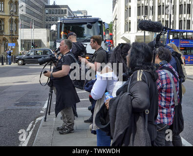 Londres, Royaume-Uni, juin 2018. L'équipe de télévision stationnés en face de l'entrée de l'abbaye de Westminster à l'occasion d'un événement mondain. Ils stud Banque D'Images