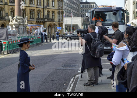 Londres, Royaume-Uni, juin 2018. L'équipe de télévision stationnés en face de l'entrée de l'abbaye de Westminster à l'occasion d'un événement mondain. Ils stud Banque D'Images