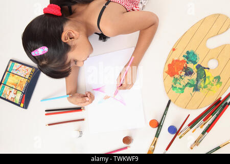 Girl dessin sur une feuille de papier Banque D'Images