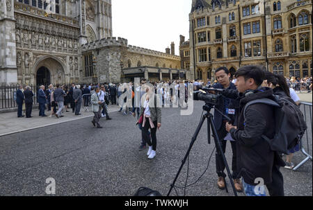 Londres, Royaume-Uni, juin 2018. L'équipe de télévision stationnés en face de l'entrée de l'abbaye de Westminster à l'occasion d'un événement mondain. Ils stud Banque D'Images