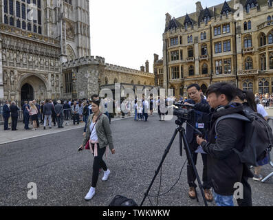 Londres, Royaume-Uni, juin 2018. L'équipe de télévision stationnés en face de l'entrée de l'abbaye de Westminster à l'occasion d'un événement mondain. Ils stud Banque D'Images